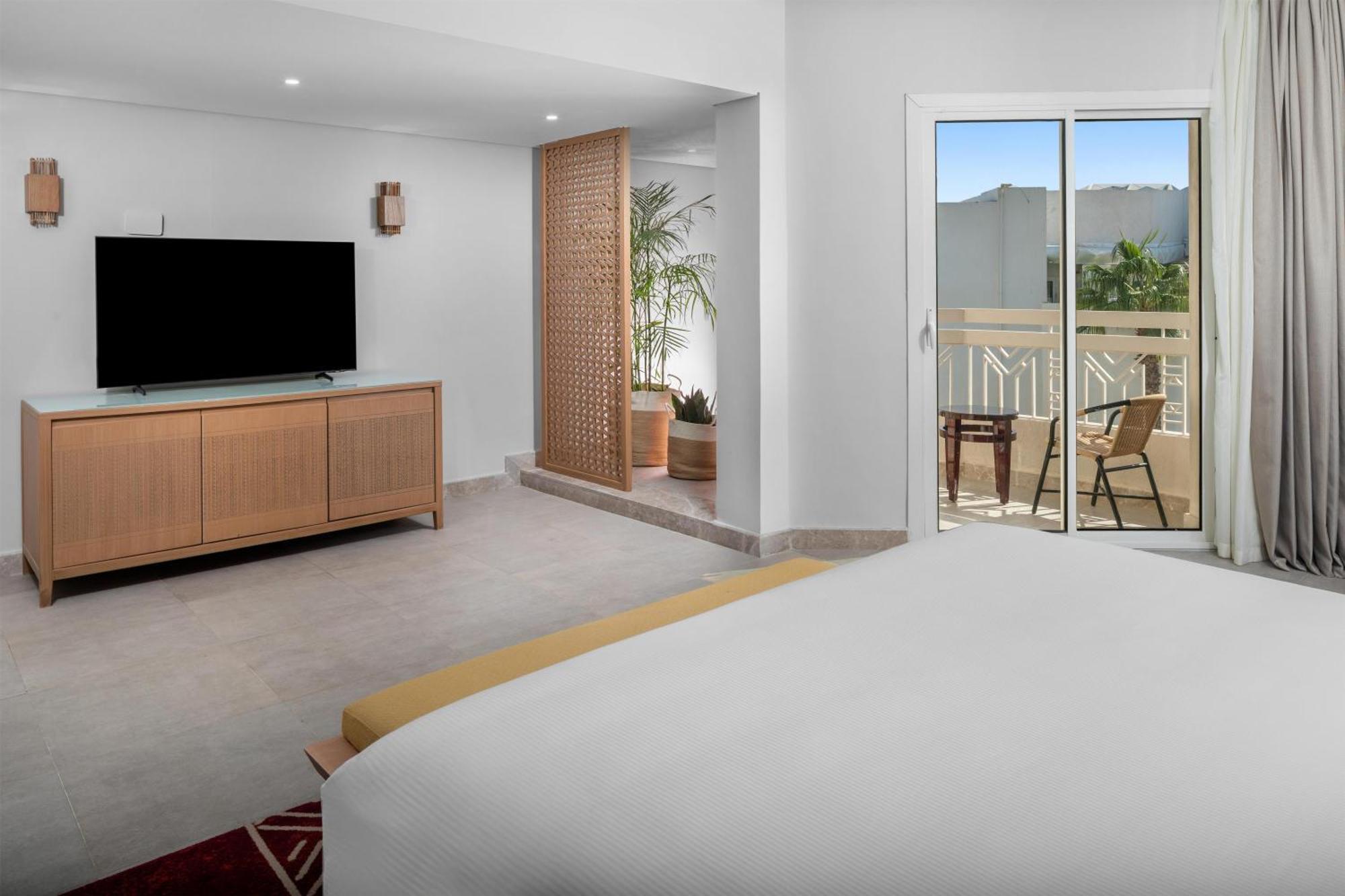 Premium Beachside King Room Pool View
